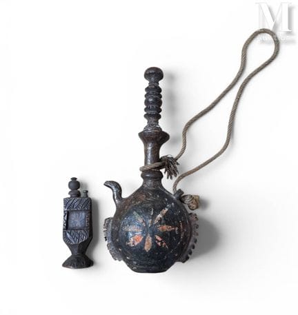 OIL FLASK
Made of wood and brown leather with pain