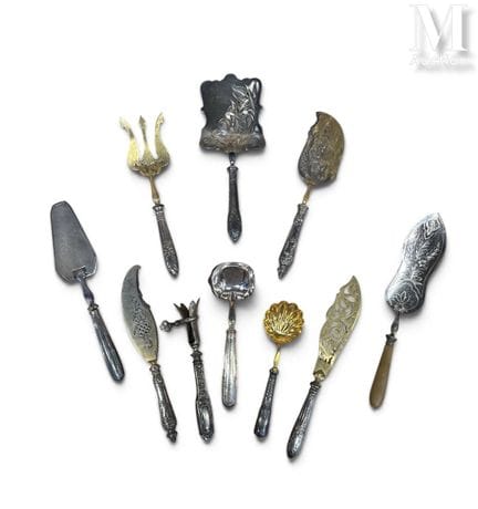 镀银的金属套装、纯银及包银套装
包含各种餐具（蛋糕铲、鱼铲、蛋糕铲、潘趣酒勺、羊腿夹……）
纯银及包