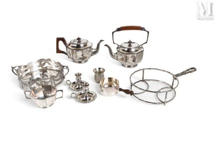 一批镀银物品，包括
两个篮子（内玻璃缺失），两个烛台、
一个小汤锅、一个水壶、一个茶壶和一个糖罐（无