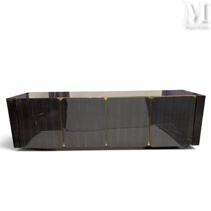 当代作品
长方形贴面红木边柜，表面经上漆处理。
正面设有四扇门。
79.5 x 250 x 60 厘