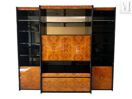 保罗·米歇尔（第20区）
带层架的家具，电视柜采用榆木瘤纹镶嵌工艺，配以黑色漆面和玻璃层架

已售出