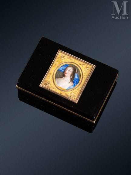 Rectangular snuffbox made of black tortoiseshell
S