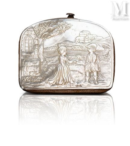 Rectangular coin purse with a curved top
Made of b