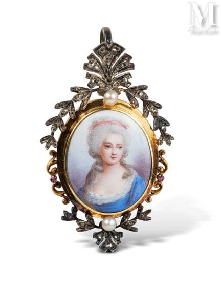 Oval pendant in 18k gold (750 parts per thousand) 