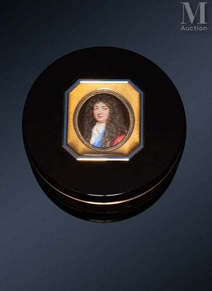 Round black tortoiseshell box, set in 2nd-title go