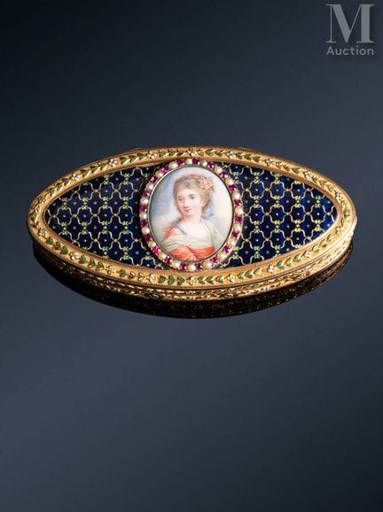 Oval snuffbox in a shuttle shape,
made of 18k gold