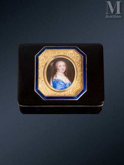 Rectangular snuffbox made of black tortoiseshell w