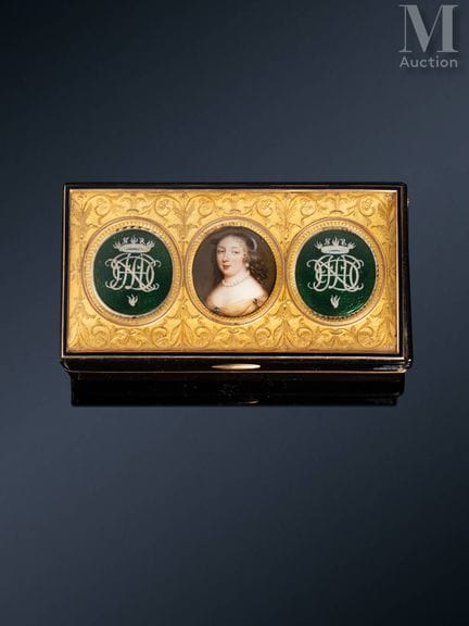 Rectangular snuffbox made of black tortoiseshell, 