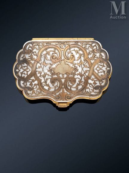 Curved-shaped coin purse made of gilded metal and 