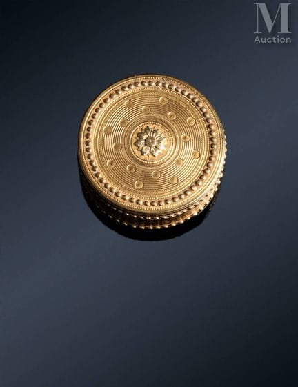Round pillbox in 18k gold (750 parts per thousand)