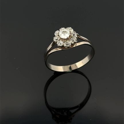 Anello "margherita" in oro bianco (750) con nove d