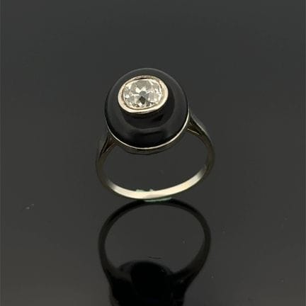 Anello ovale in oro bianco (750) impreziosito da u