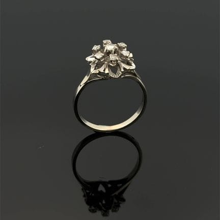 Anello "fiore" in oro bianco (750) traforato, cese