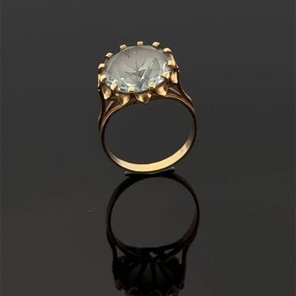Anello in oro giallo (750) con una pietra blu roto