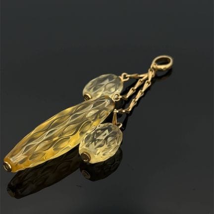 LALIQUE 
Ciondolo in metallo dorato, composto da t