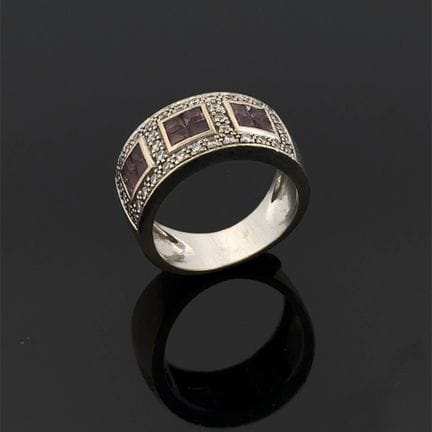 Anello "a fascia" in oro bianco (750) con dodici z