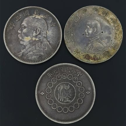 Chine - Lot de 3 dollars en argent : 
- Yuan Shih-