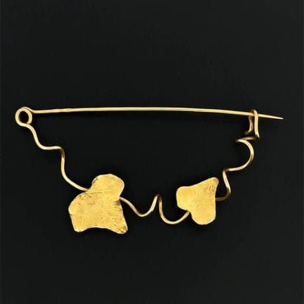 Fine broche "Lierre" en or jaune (750) partielleme