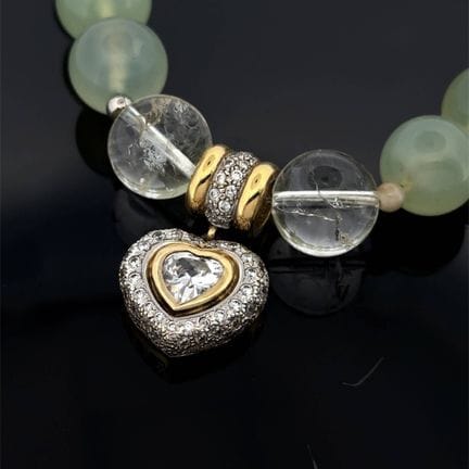 Collana composta da perle verdi e bianche. Chiusur