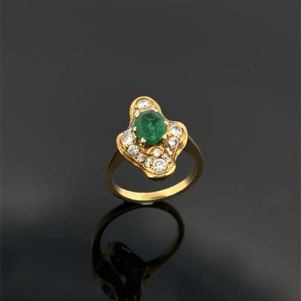 Anello "a gonna" in oro giallo (750) con uno smera