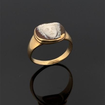 Anello in oro giallo (750) decorato con un cammeo 