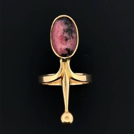 Anello in oro rosa (750) con un cabochon di rodoni