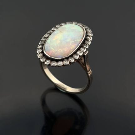 Anello ovale in oro bianco (750) e platino (min. 8
