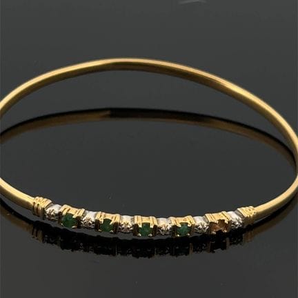 Delicato bracciale rigido con chiusura a fibbia in
