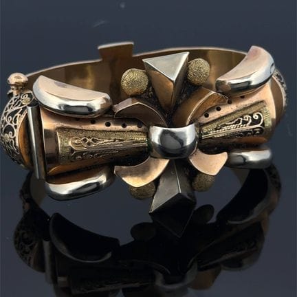 Bracciale a polsino rigido con chiusura a "nodo", 