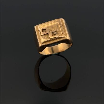 Anello cavaliere in oro giallo (750) con la sigla 