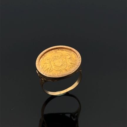 Anello in oro giallo (750) impreziosito da una mon