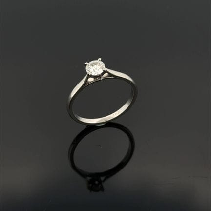 CARTIER 
Anello solitario in platino (950) con un 