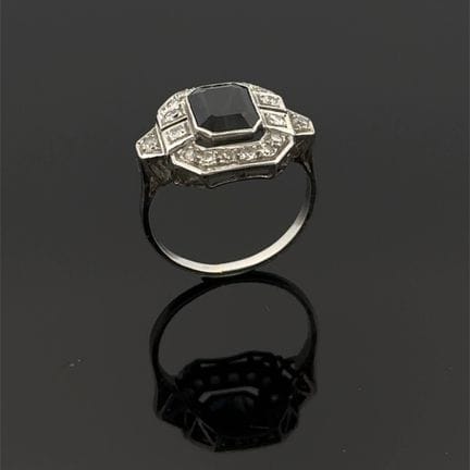Anello geometrico in oro bianco (750) traforato, c