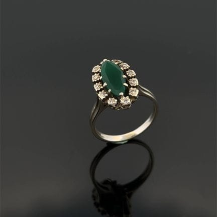 Anello "marquise" in oro bianco (750) con un criso