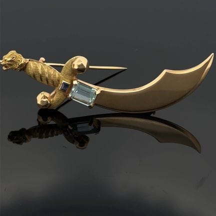 Broche "sabre" en or jaune (750), le manche ciselé