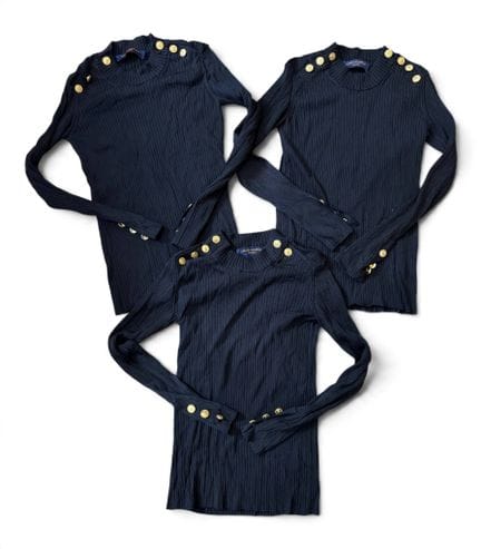 路易威登制服
三件套黑色合成纤维毛衣，配有印有品牌标识的金色金属纽扣。
标注尺码为M
每件均缺失纽扣