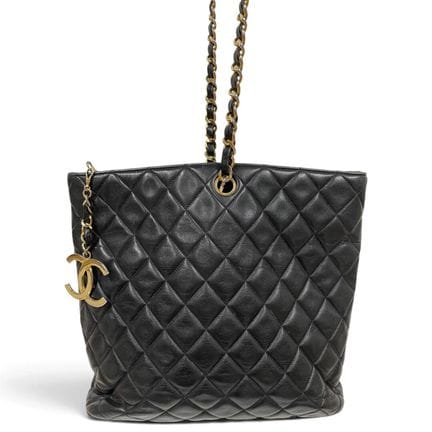 CHANEL
Einkaufstasche aus schwarzem, gestepptem La