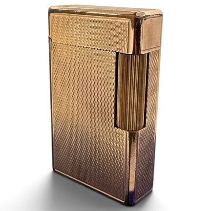 S.T. DUPONT 
Vergoldetes Feuerzeug mit Guilloché-V
