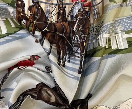 爱马仕 巴黎
《国家种马场》，据于贝尔·德·瓦特里甘特作品改编
印花丝缎斜纹方巾，板岩蓝色镶边
题名