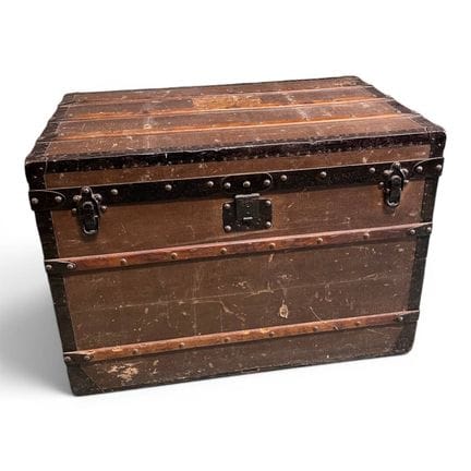 Baúl de viaje de forma rectangular con alma de mad