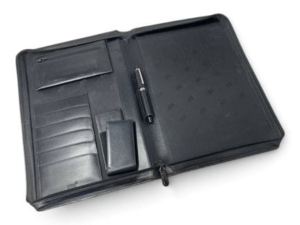 MONTBLANC
Maletín de piel negra con cierre de crem