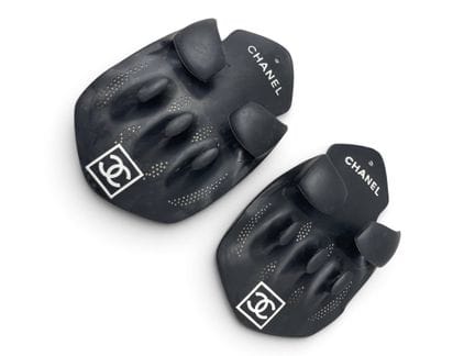 CHANEL
Ein Paar Handflossen aus schwarz-weißem Gum