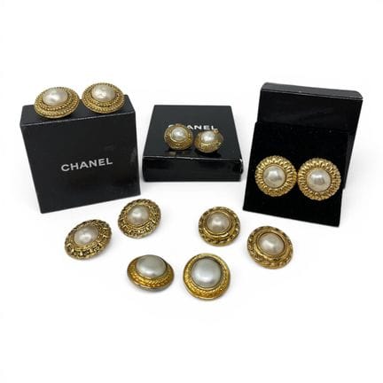 CHANEL
Set aus 5 Paaren runder Ohrclips aus vergol