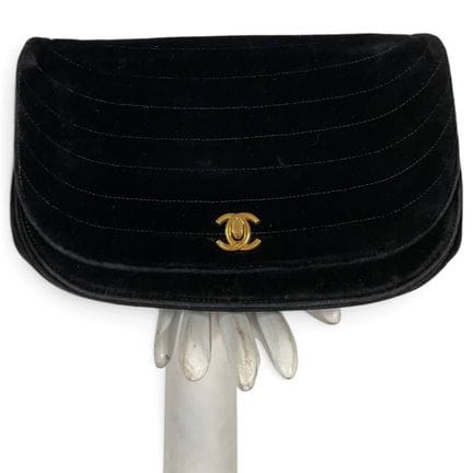 CHANEL
Halbmondförmige Abendtasche aus schwarzem S