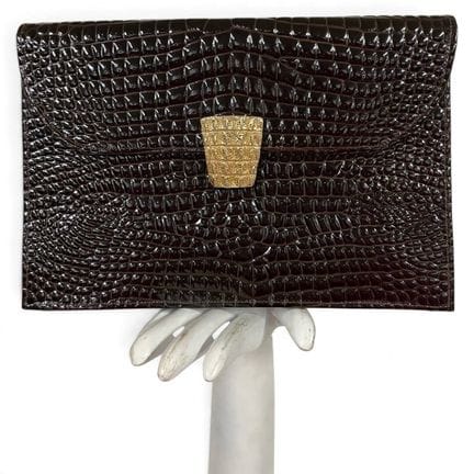 YVES SAINT-LAURENT 
Clutch aus geprägtem Leder in 