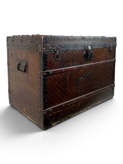 LOUIS VUITTON 
Baúl de viaje de forma rectangular 