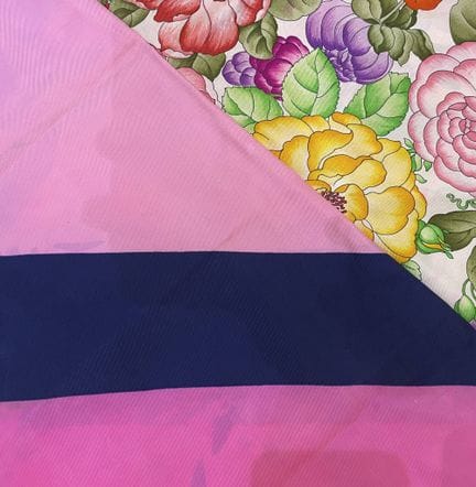 Set aus zwei Seidentüchern:
- YVES SAINT LAURENT
B