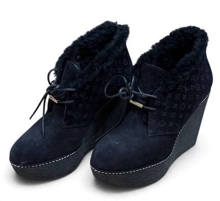 LOUIS VUITTON 
Stivaletti con zeppa e lacci in pel