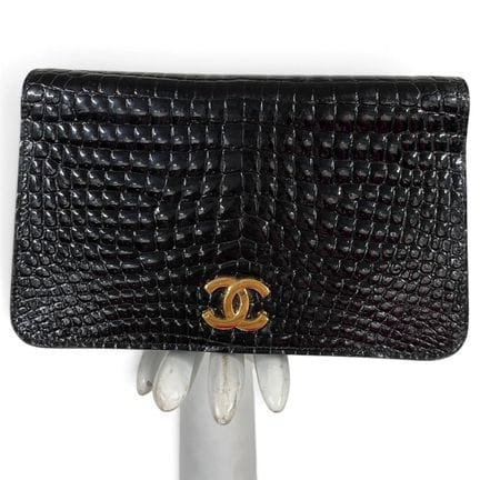 CHANEL
Clutch mit Überschlag aus glänzendem schwar