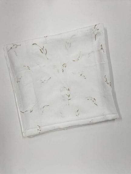 PORTHAULT 品牌
白色棉质方形桌布，饰有金线绣制的羽毛图案。
品牌标签
174 x 174 
